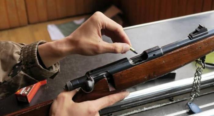 中国有很多真枪射击馆,谁都可以去,但必须满足2个条件!